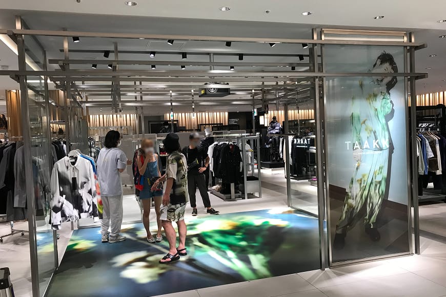 ISETAN新宿店メンズ館にある販売会場の床用・ウィンドウグラフィックの印刷と施工の画像